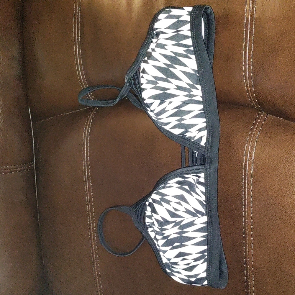 NWOT Geo Pattern Black and White Bikini Top Adjustable Straps